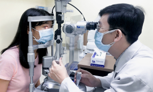 Severe coughing causes eye capillary rupture