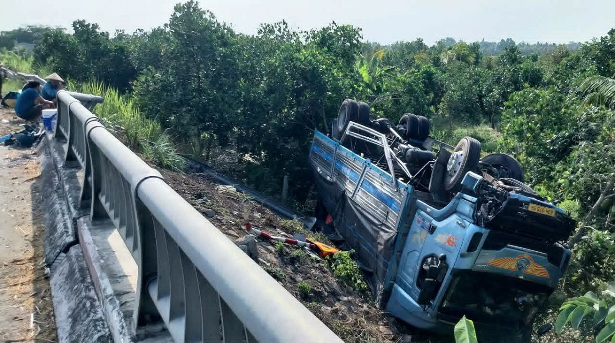 Car plunges into ravine while crossing bridge in Dong Thap