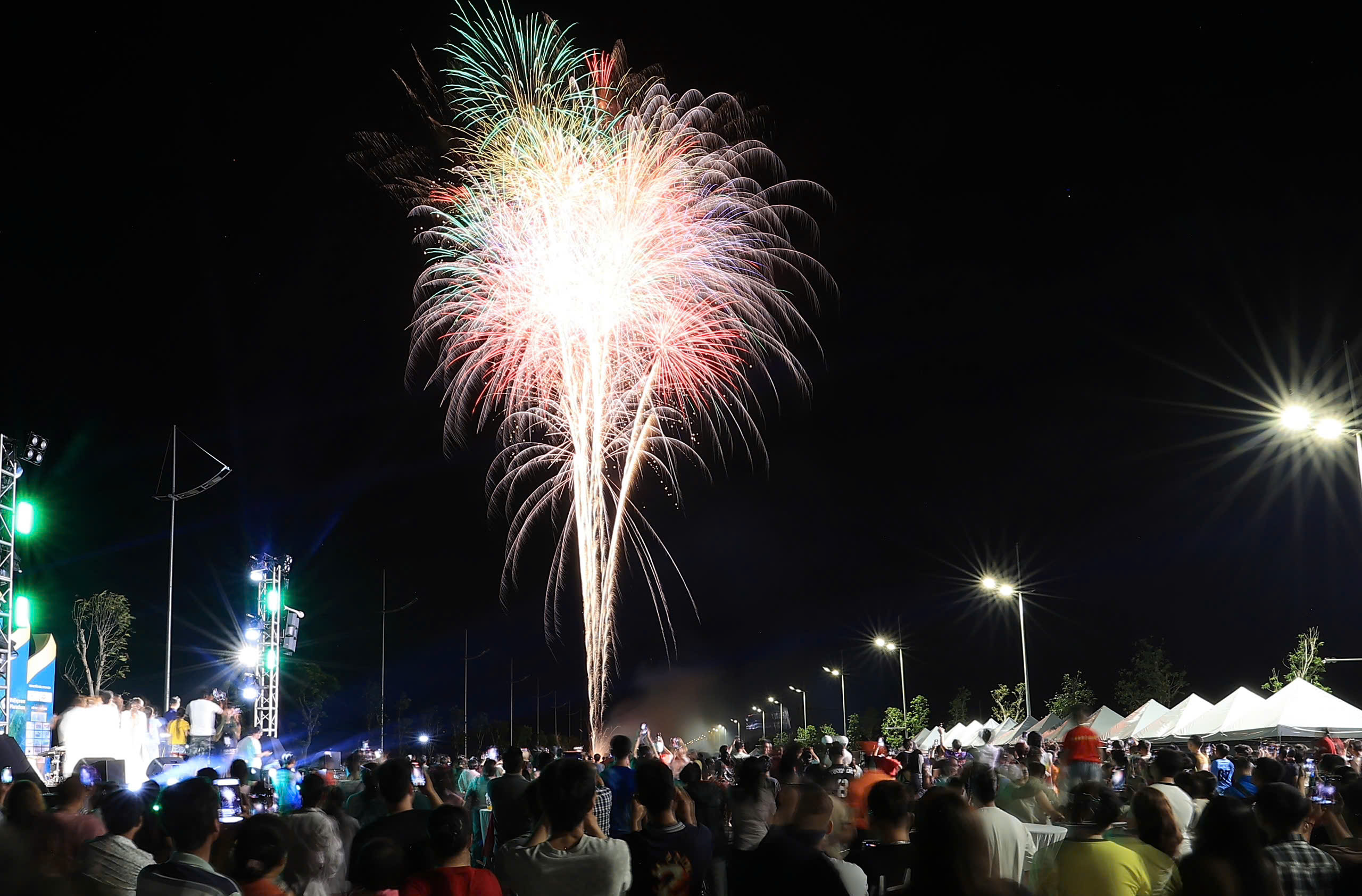 Tourists flock to witness fireworks on Can Gio coast
