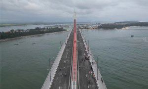 Numerous cars, motorbikes stop on central Vietnam's longest sea-gate overpass