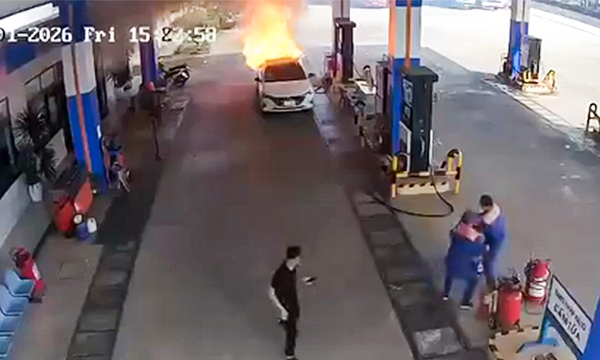 Car carrying dozens of battery packs catches fire at Da Nang gas station