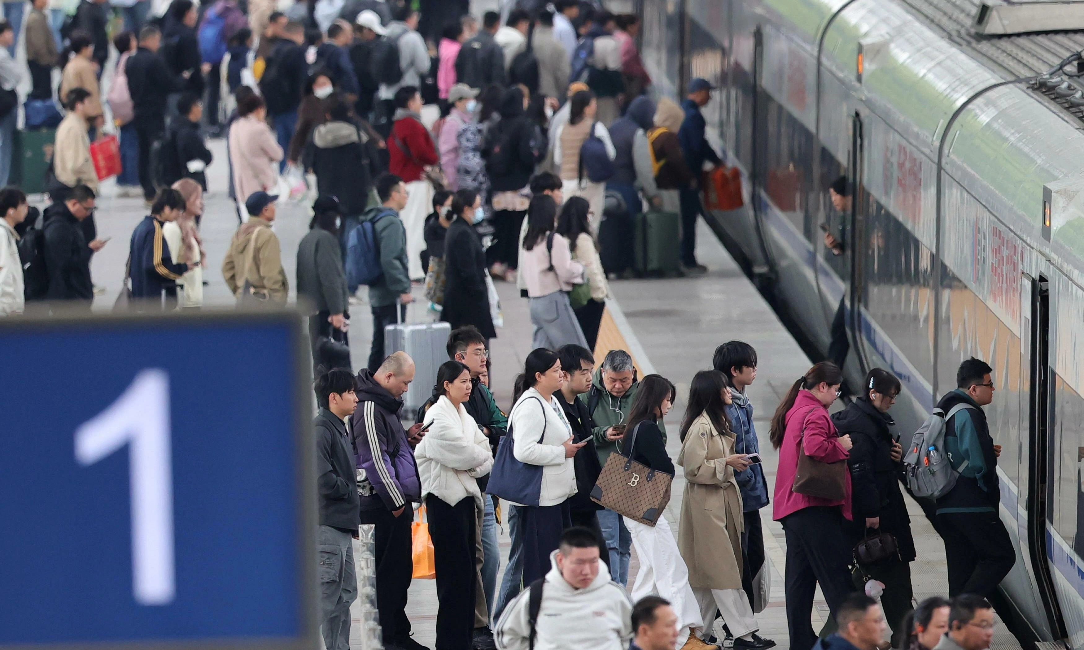 China's railways set record during International Labor Day holiday