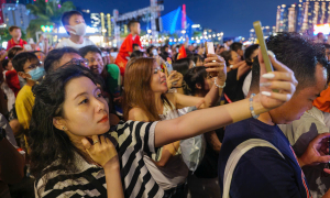 Government to donate 400,000 smartphones to poor and near-poor households