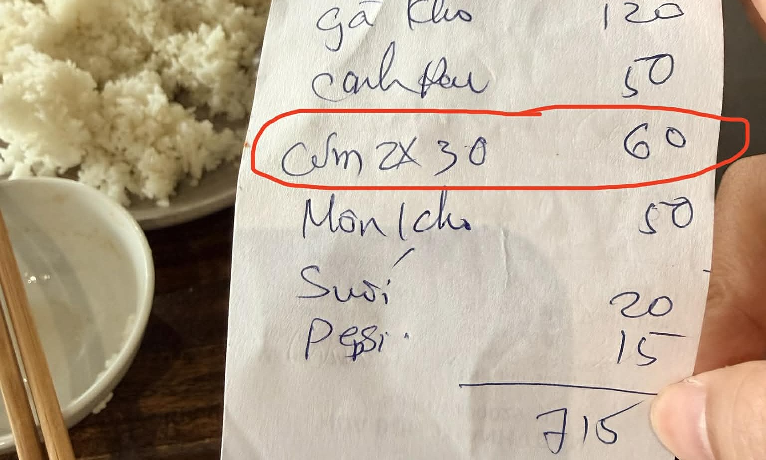 Hue restaurant investigated over 30,000 VND plain rice complaint