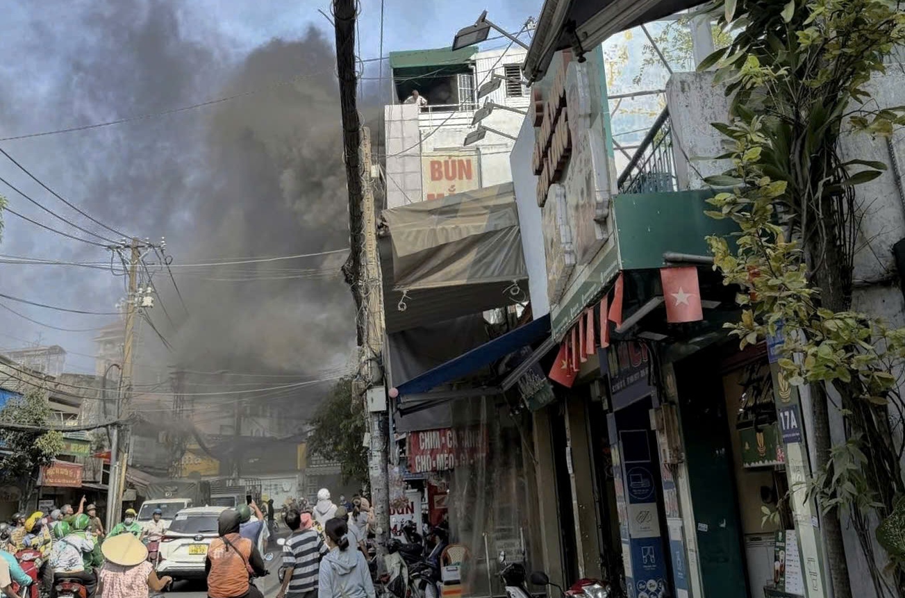 Fire at five-story house in Ho Chi Minh City, police use ladder to rescue elderly man