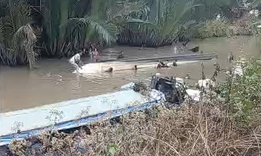 Boat carrying visitors to Me Dong Hai capsizes, over 10 people fall into river