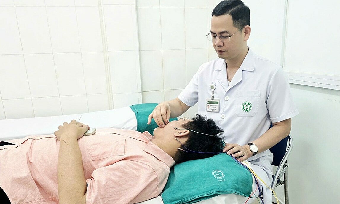 Doctors warn of facial paralysis risk amid hot weather