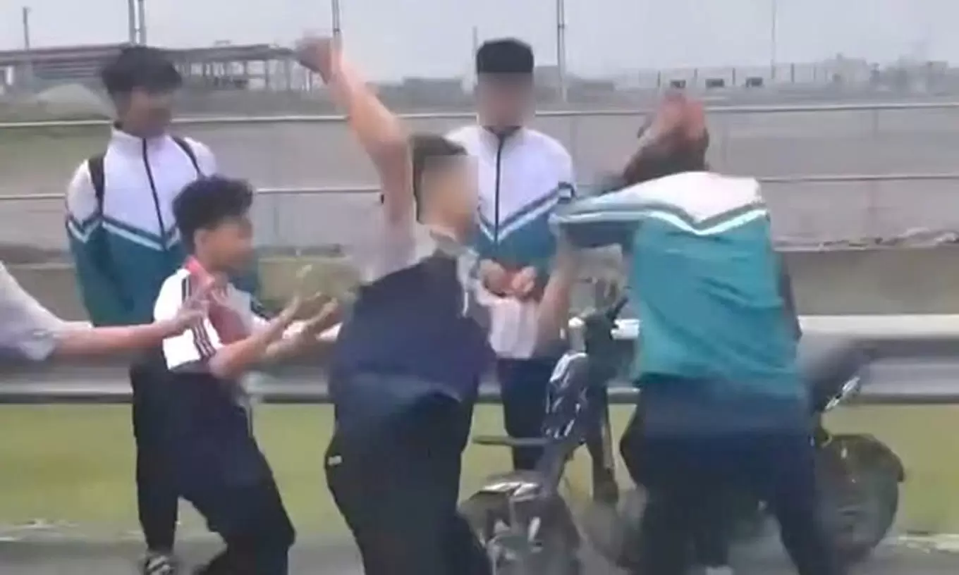 9th-grade student repeatedly assaulted by 7th-grade group on street