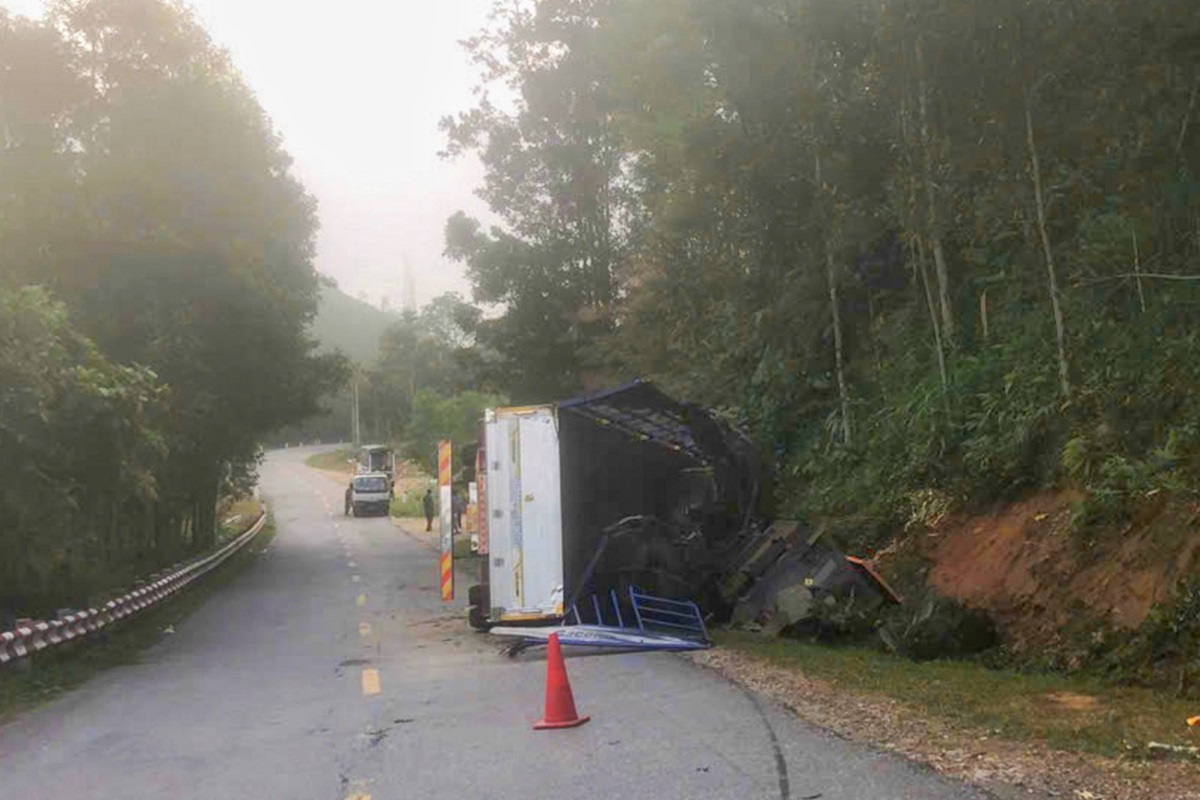Car crashes into mountain cliff, two dead