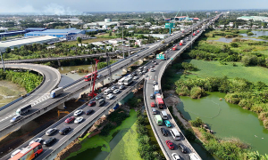 Ho Chi Minh City gateways crowded, Hanoi clear on holiday's final day