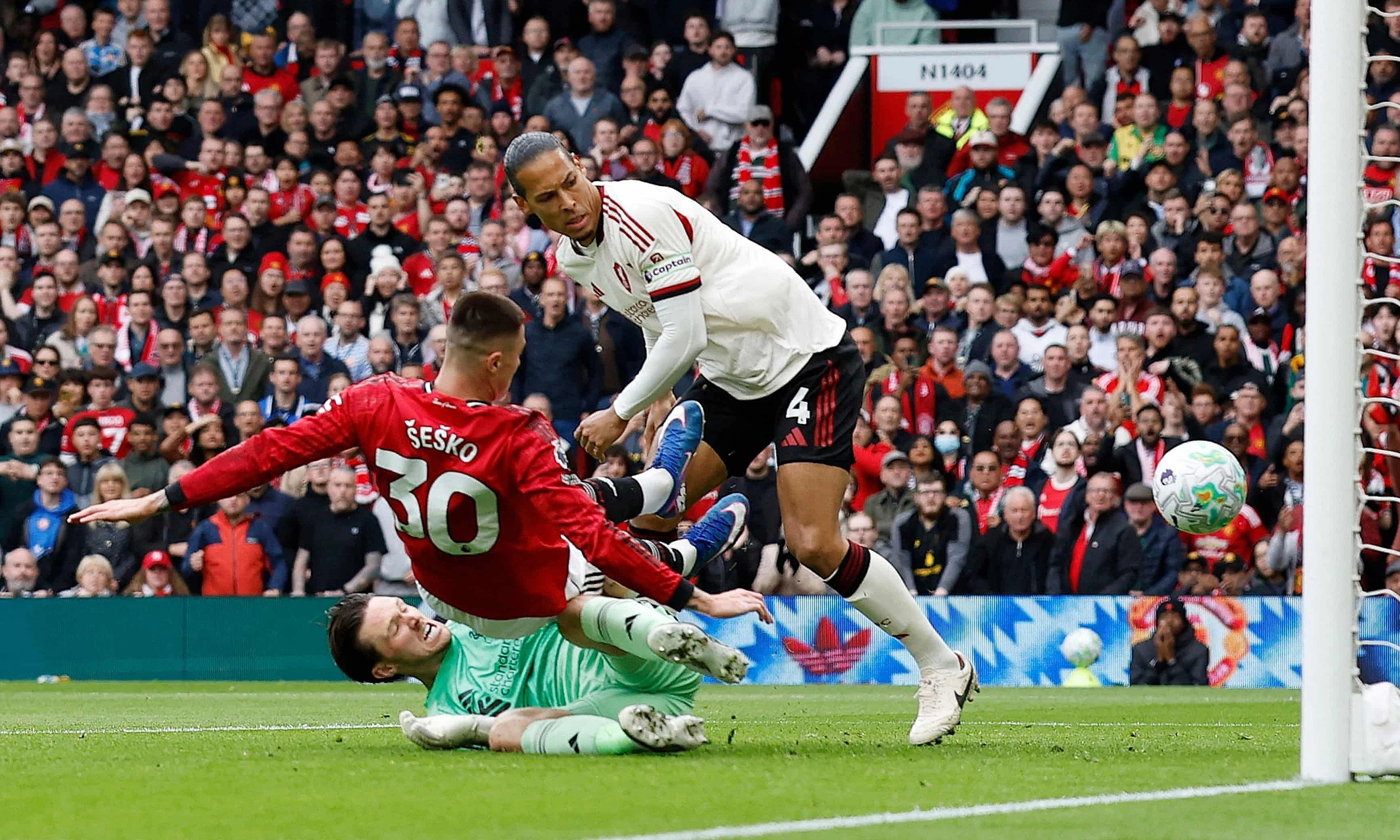Man Utd defeats Liverpool, secures champions league spot