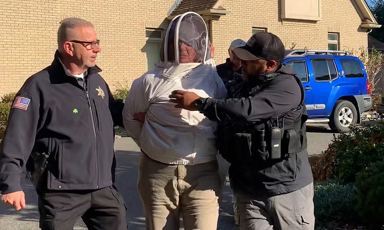 Beekeeper releases thousands of bees to sting US police to prevent home eviction