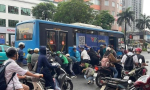 Over ten people lift bus to rescue girl trapped underneath
