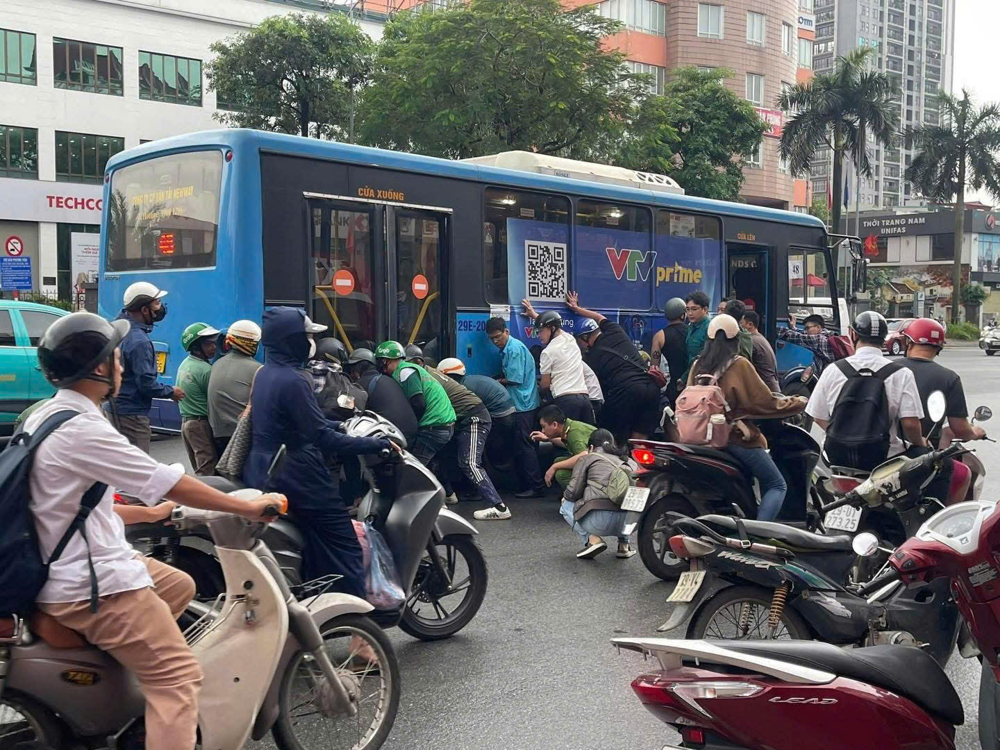 Over ten people lift bus to rescue girl trapped underneath