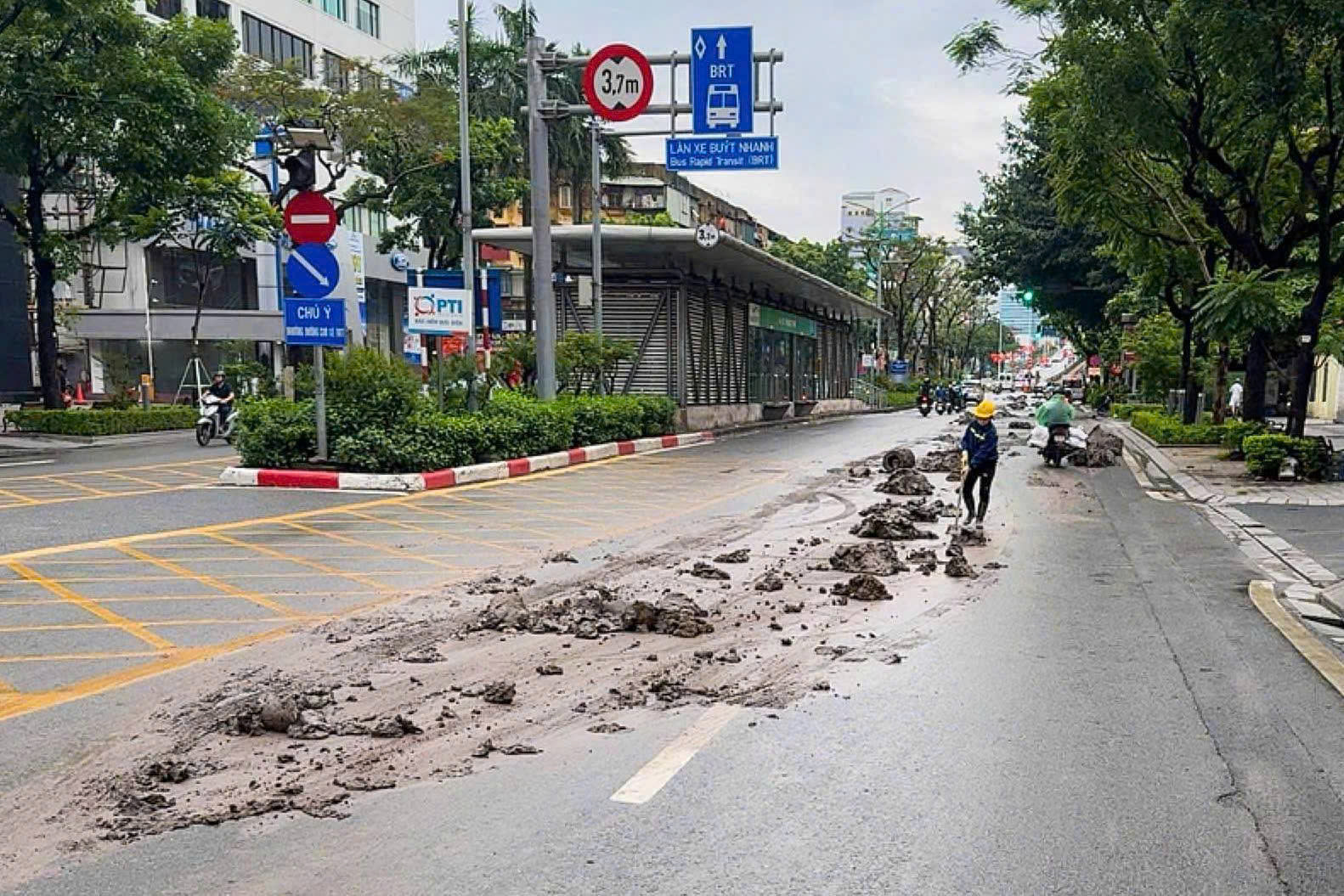 Central Hanoi street flooded with mud from dump truck