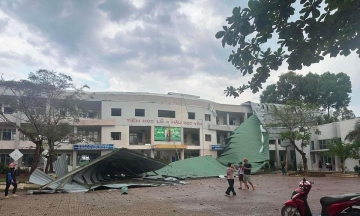 Storm rips off school roof in Dong Nai