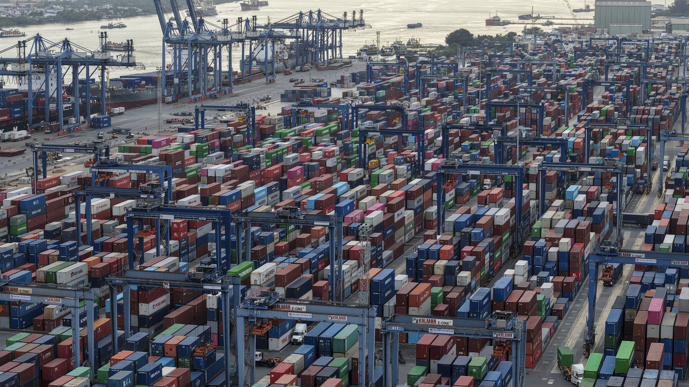 Moody's raises Vietnam's credit outlook to 'positive'