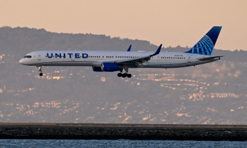Passenger attacks flight attendant, attempts to enter cockpit