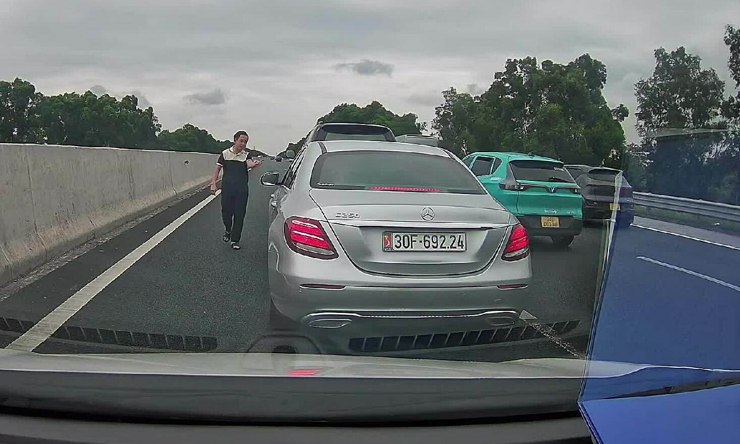 Driver stops on expressway for confrontation