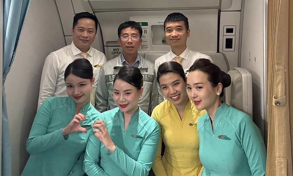 Professor treats passenger with facial paralysis on flight to Paris