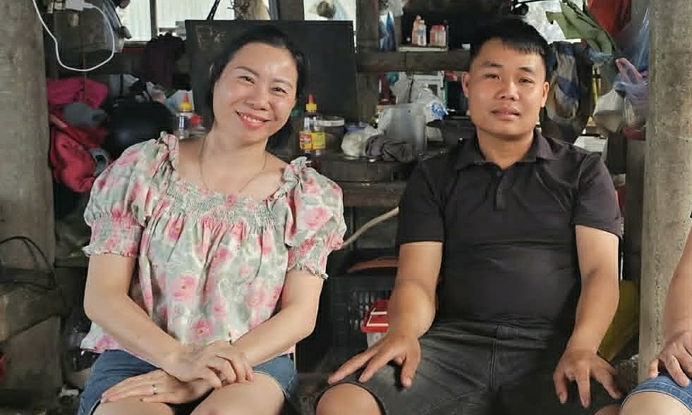 Searching for the owner of a forgotten handbag on Da Trang Pass