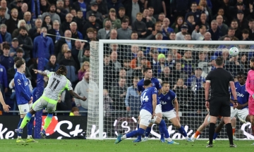 Man City stumble in Premier League title race