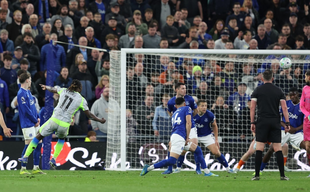 Man City stumble in Premier League title race