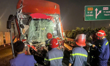 Passenger bus crashes into tractor-trailer on Long Thanh expressway, one person dies