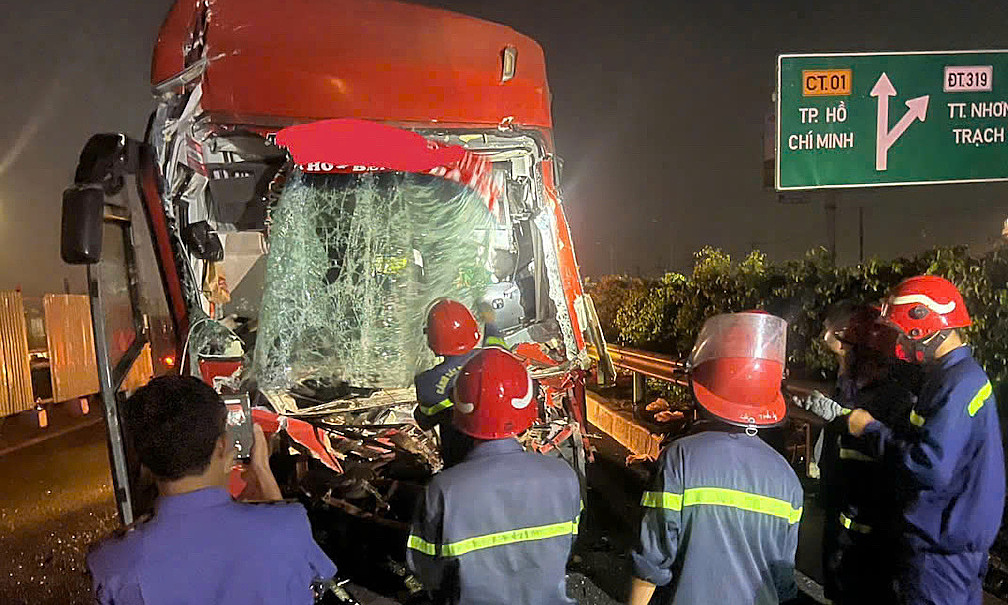 Passenger bus crashes into tractor-trailer on Long Thanh expressway, one person dies