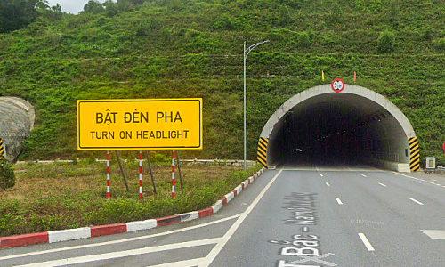"Turn on headlight" sign confuses many drivers