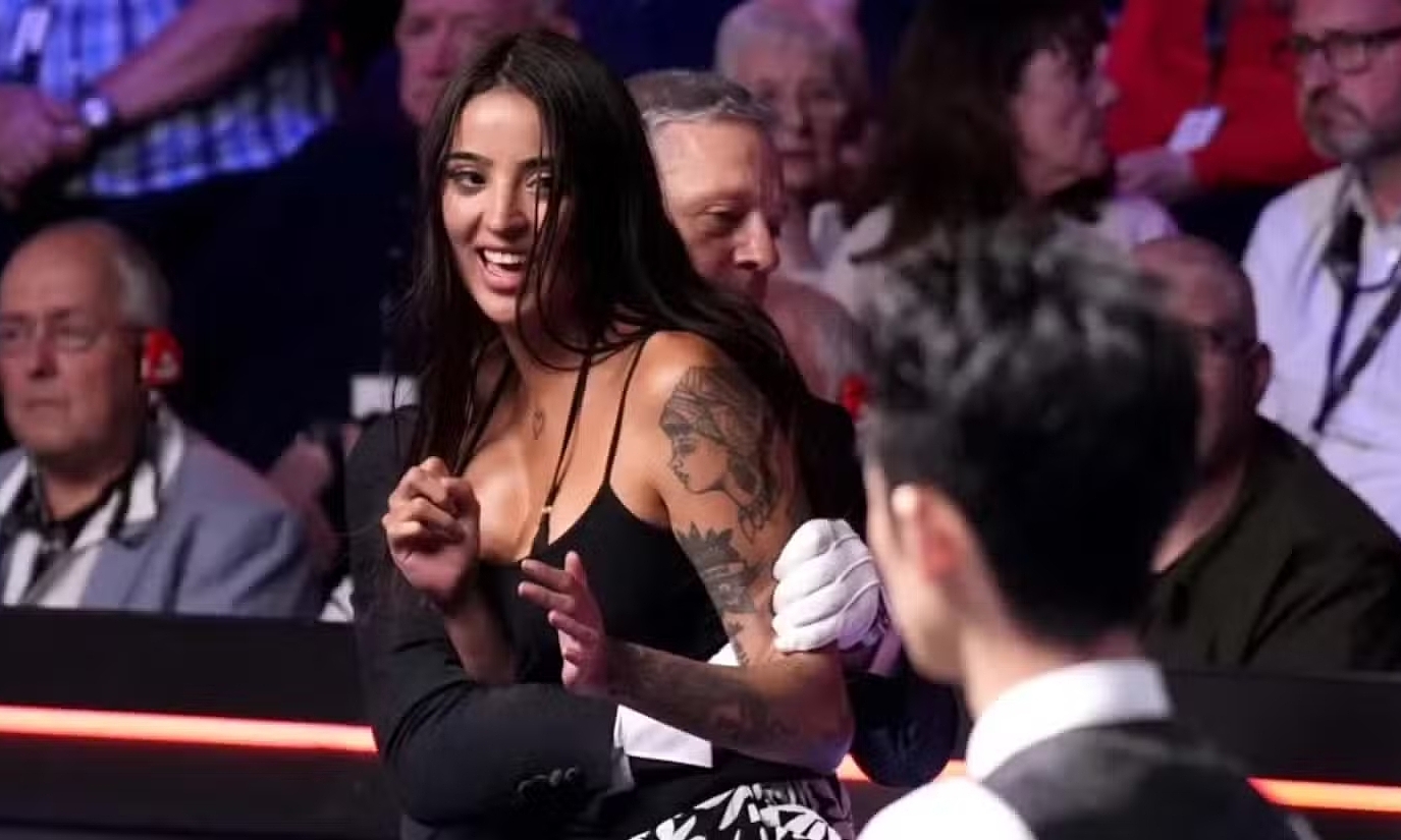 Model disrupts world snooker final