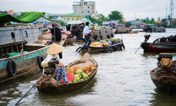 Floating market boosts runners at 'the wall' during VM Can Tho