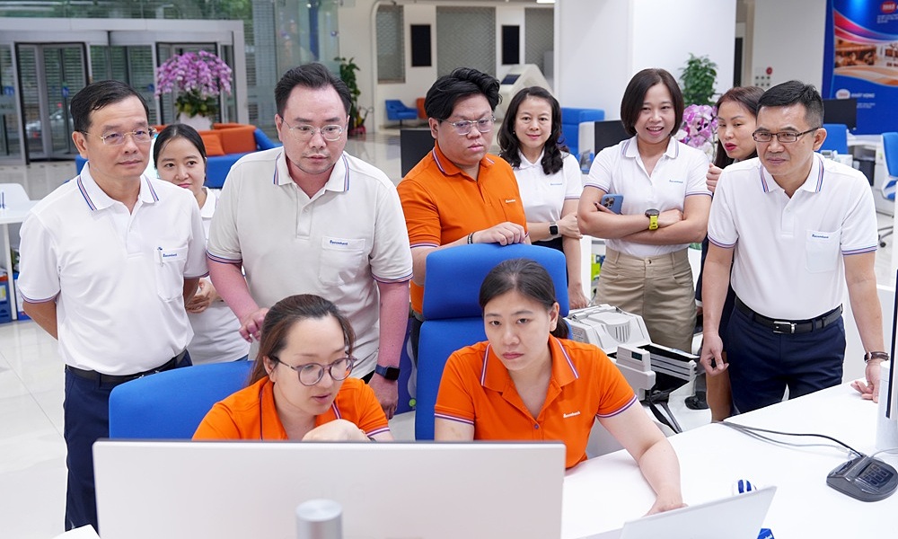 A bank reduces nearly 2,600 staff in Q1