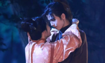 Lin Yun and Zhang Linghe film a kissing scene in the forest