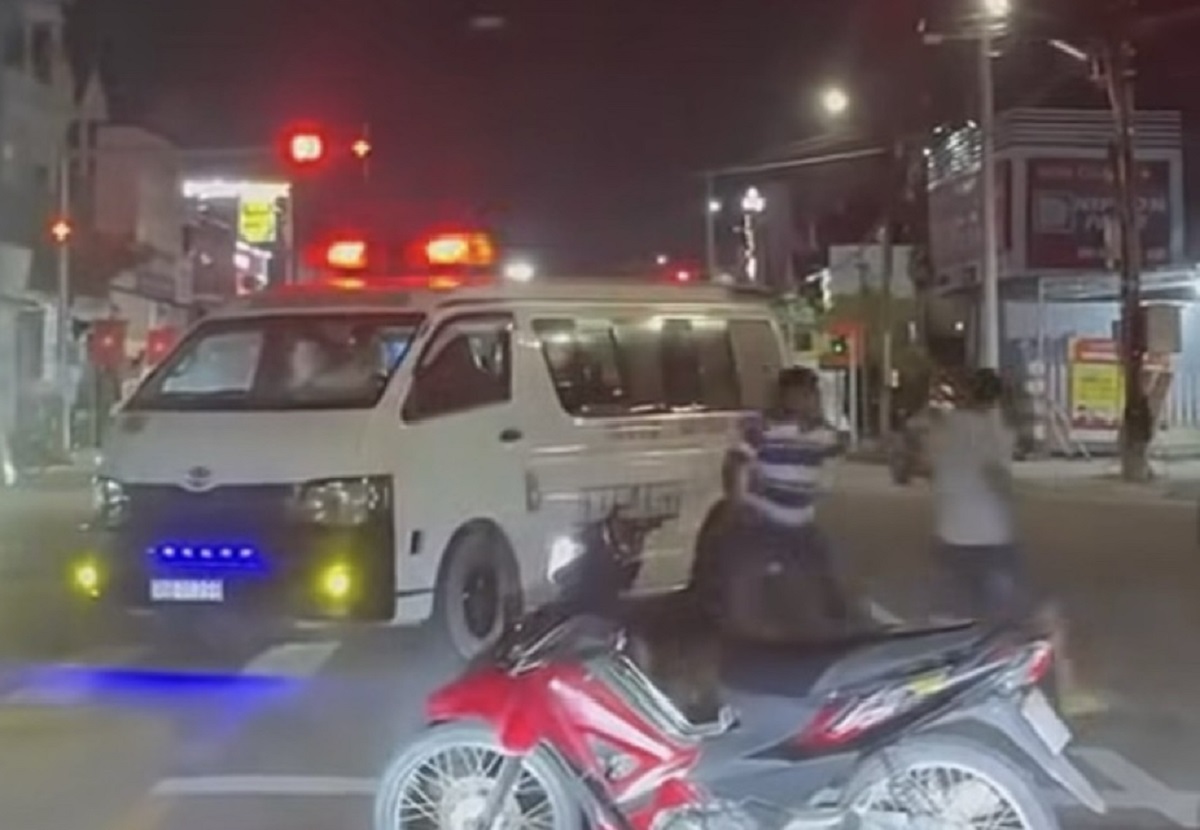 Man chases ambulance for 10 km, demanding to beat two people he had just slashed