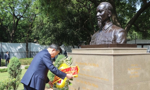 General Secretary and President lays wreath at President Ho Chi Minh's statue in India