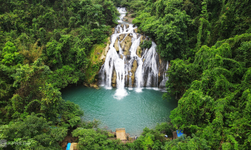 Visitors kayak, swim at waterfall amidst Truong Son mountains
