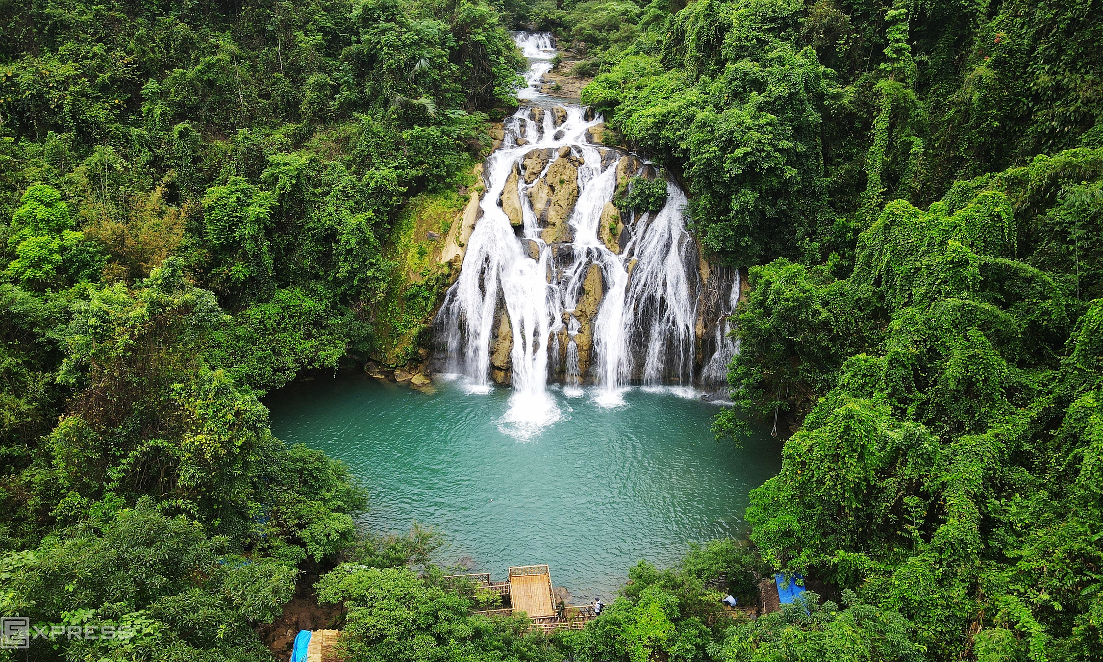 Visitors kayak, swim at waterfall amidst Truong Son mountains