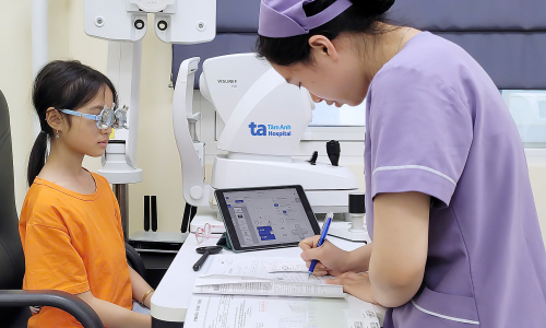 Should children with myopia wear contact lenses?