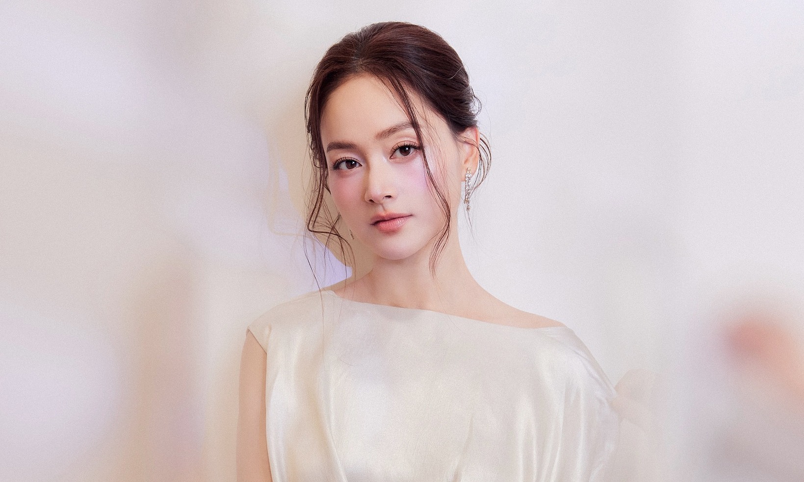 Lan Phuong wins divorce case against foreign husband