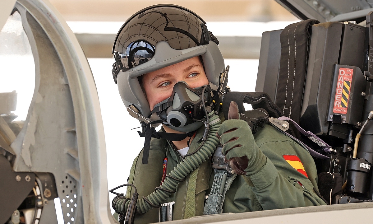 Spanish princess pilots F-5 fighter jet