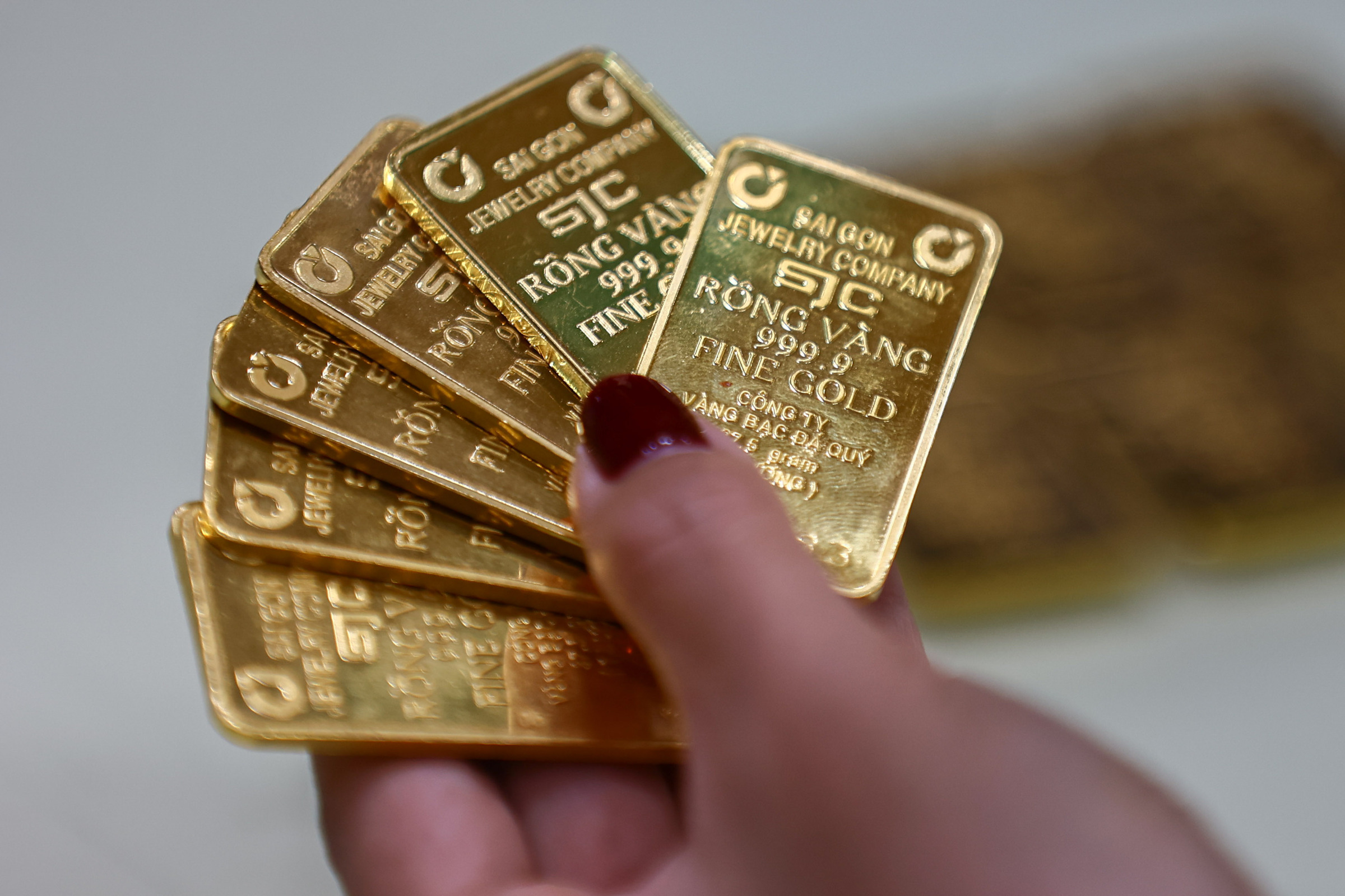 Gold bar prices rise by over one million dong