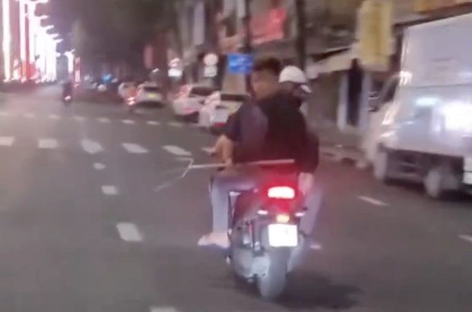 Youth group carrying weapons, assaulting people in Nha Trang summoned