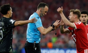 Ballack furious with referee in Bayern - PSG match