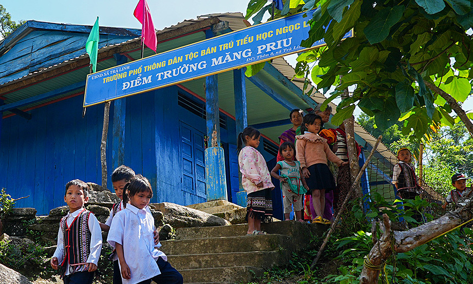 New wooden school built in Da Nang highlands