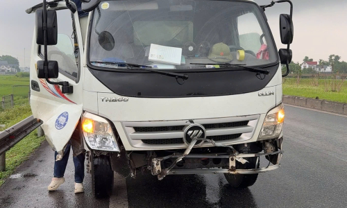 Rocks and debris fall on expressway, many cars get flat tires