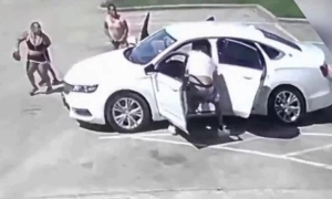 An American father carrying his family shoots dead a would-be carjacker