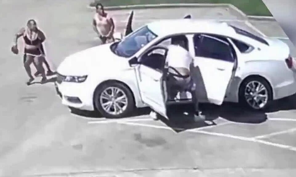 An American father carrying his family shoots dead a would-be carjacker