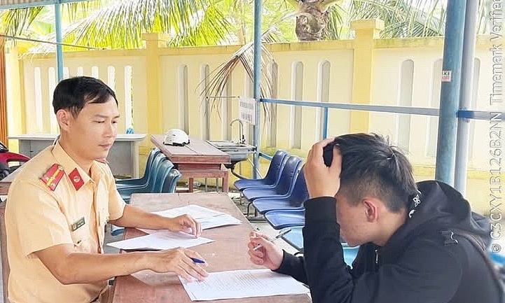 Son's 'wheelie' leads to 9 million VND fine for mother