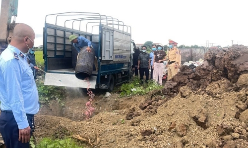 Truck carrying 1,6 tons of foul-smelling chicken feet bones discovered
